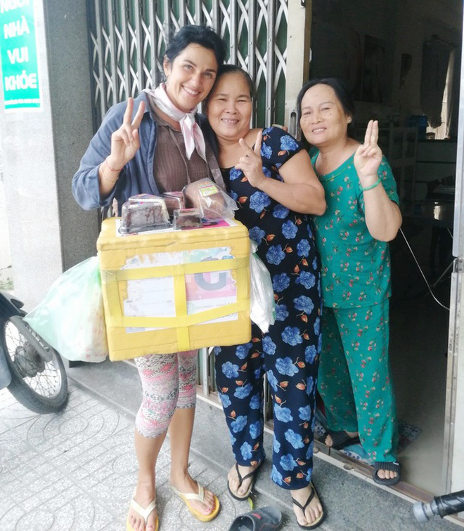  
Irina và những người bạn Việt Nam, quen trên đường đi bán bánh dạo. (Ảnh: Chuyenthienha)