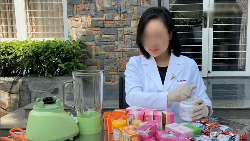  
Một bác sĩ da liễu đã quyết định mua nguyên liệu làm kem trộn trên mạng rồi thử tự tay "pha chế". (Ảnh: Chụp màn hình)