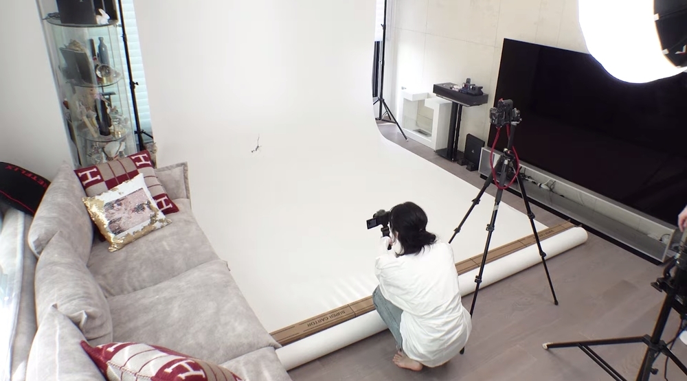  
Phòng khách được hô biến thành studio xịn sò, phục vụ đam mê nhiếp ảnh của Lisa. (Ảnh: Chụp màn hình)