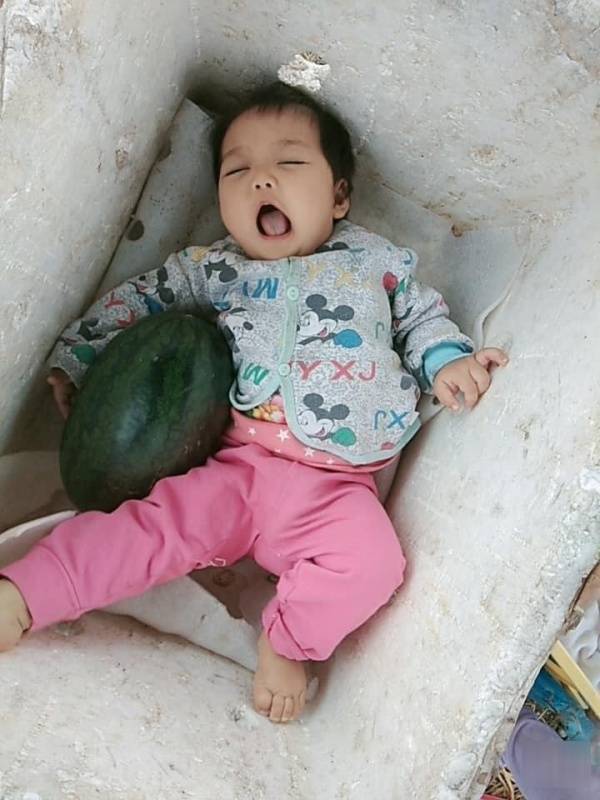  
Hình ảnh em bé ngủ ngon trong thùng xốp khi ba mẹ bán hàng. (Ảnh: B.T)