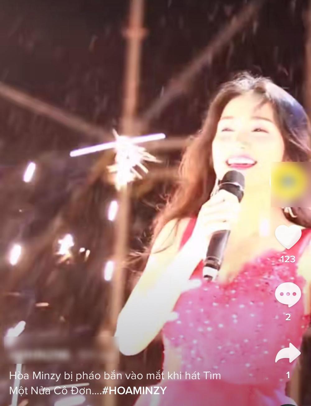  
Hòa Minzy gặp sự cố khi đang hát live trên sân khấu. (Ảnh: Chụp màn hình)
