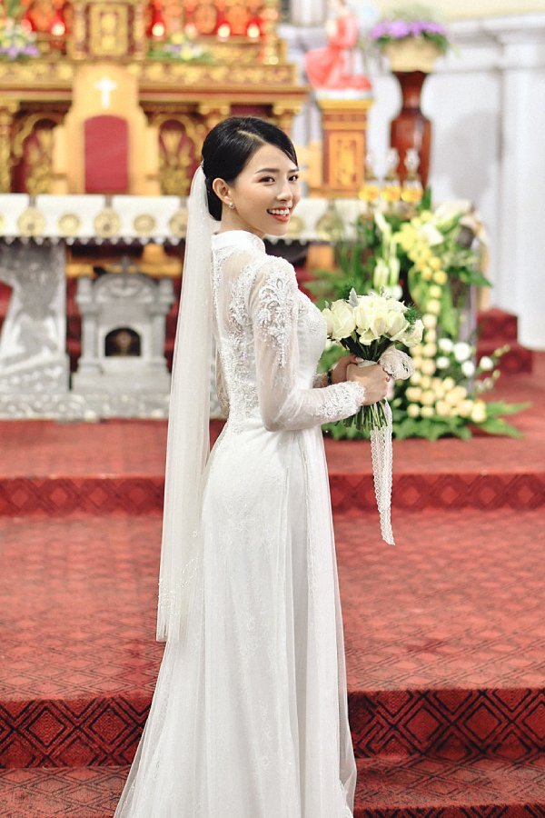 Soi áo cưới vợ Phan Mạnh Quỳnh mặc trong lễ hôn phối