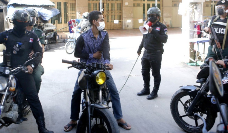  
Đối với trường hợp không tuân thủ luật, cảnh sát tại thành phố Phnom Penh sẽ có biện pháp cứng rắn. (Ảnh: Thanh Niên)