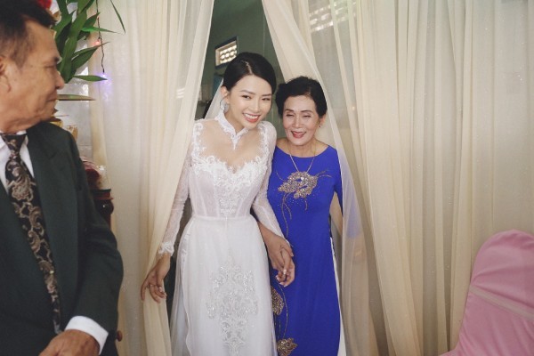  
Cô dâu Khánh Vy diện áo dài cách tân 40 triệu đồng, rạng rỡ khi chú rể đến rước. 