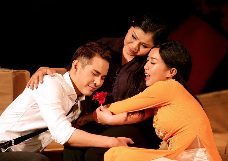 
Trần Huy Anh được mời tham gia kịch Tình Lá Diêu Bông biểu diễn cùng nghệ sĩ Tú Sương, Diệu Nhi. (Ảnh: Facebook nhân vật)