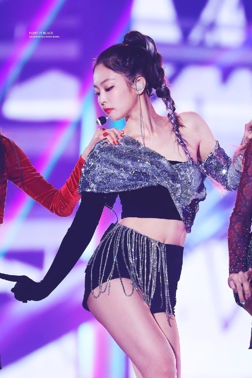 
Phần eo, hông của Jennie đều rất đẹp. (Ảnh: Twitter)