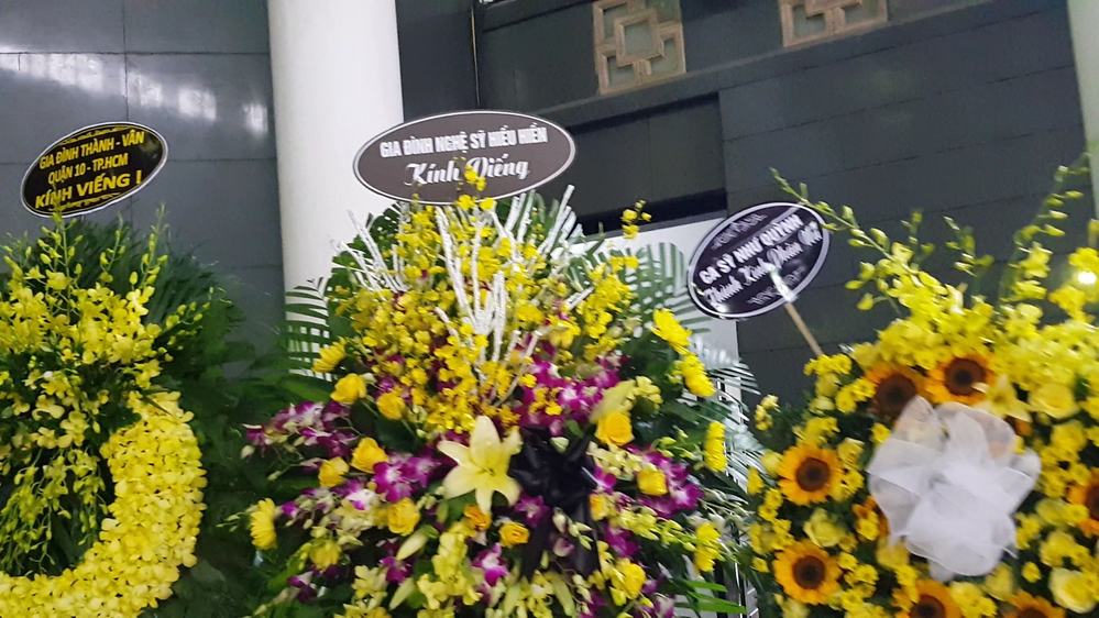  
Nghệ sĩ Hiếu Hiền dù ba anh cũng vừa qua đời nhưng vẫn nhớ gửi hoa viếng gia đình "đàn chị". - Tin sao Viet - Tin tuc sao Viet - Scandal sao Viet - Tin tuc cua Sao - Tin cua Sao