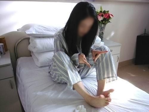  
Một cô gái điều trị trong bệnh viện cũng vì thất tình. (Ảnh minh hoạ: Sohu)