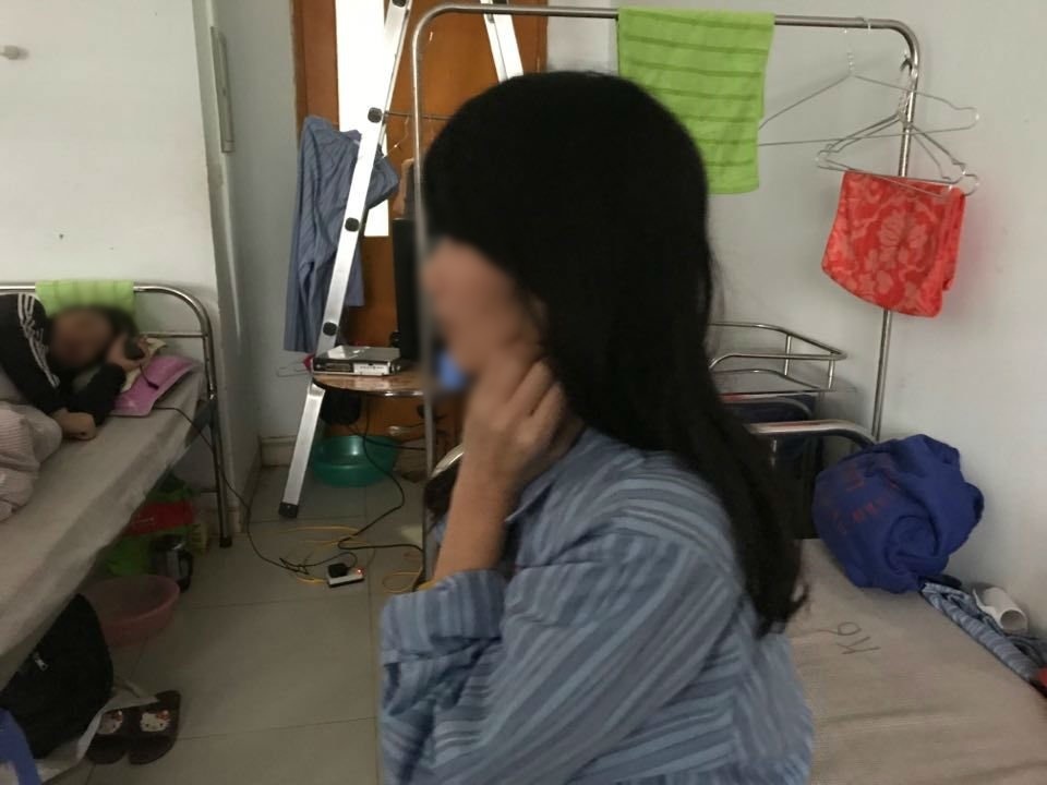  
Đã có không ít cô gái trẻ hóa điên vì chuyện tình cảm của mình. (Ảnh: Người đưa tin)