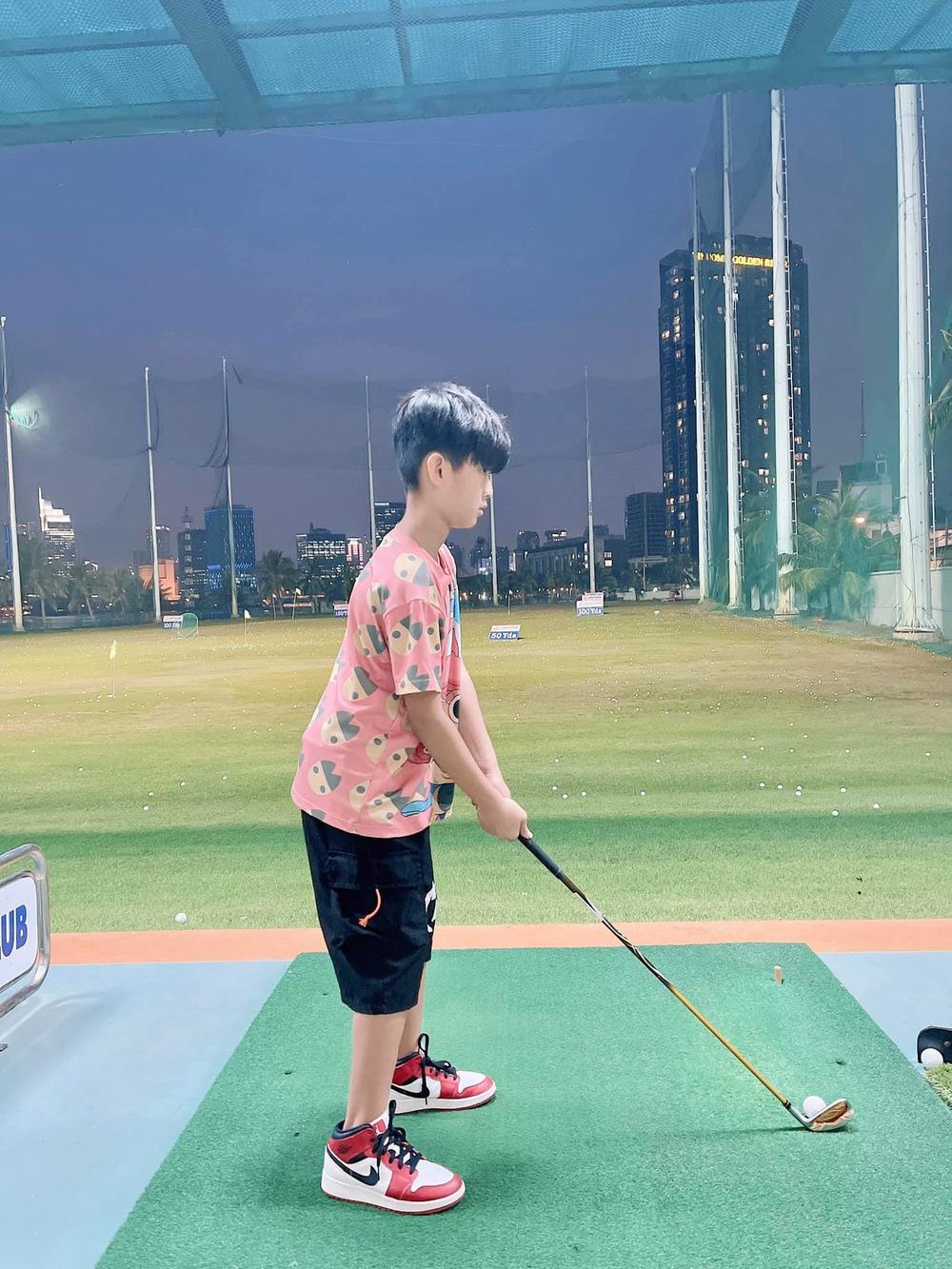  
Đức Huy khoe ảnh con trai chơi golf cùng mình. (Ảnh: FBNV)