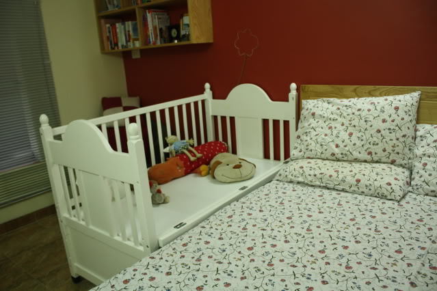  
Bố mẹ nên mua giường cũi chuyên dụng dành cho trẻ. (Ảnh: Vzone)