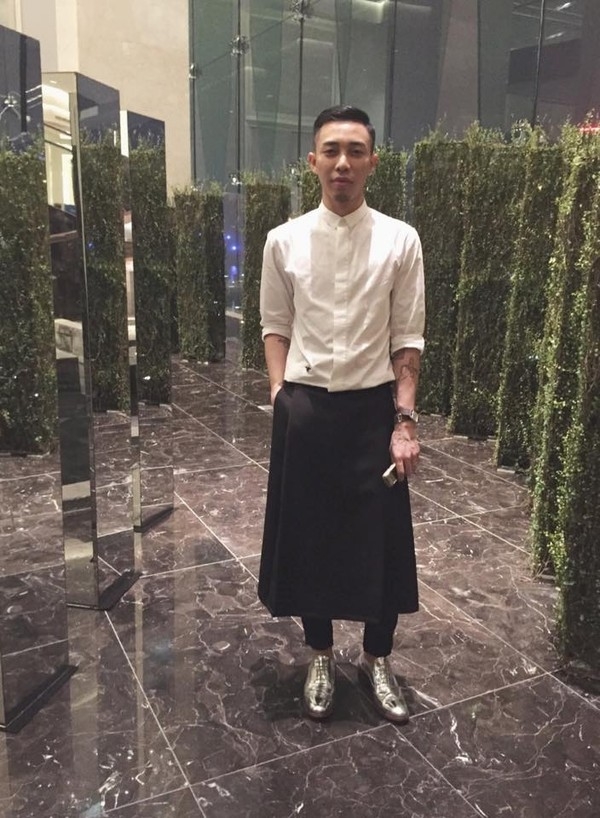  
Hoàng Ku gây chú ý khi theo đuổi style váy quần. (Ảnh: Pinterest)