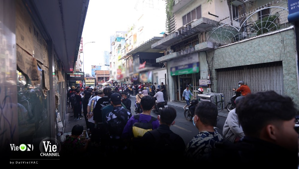  
Con phố tắc nghẽn vì quá nhiều người đến đăng ký tham gia Rap Việt mùa 2. (Ảnh: Vie Channel)