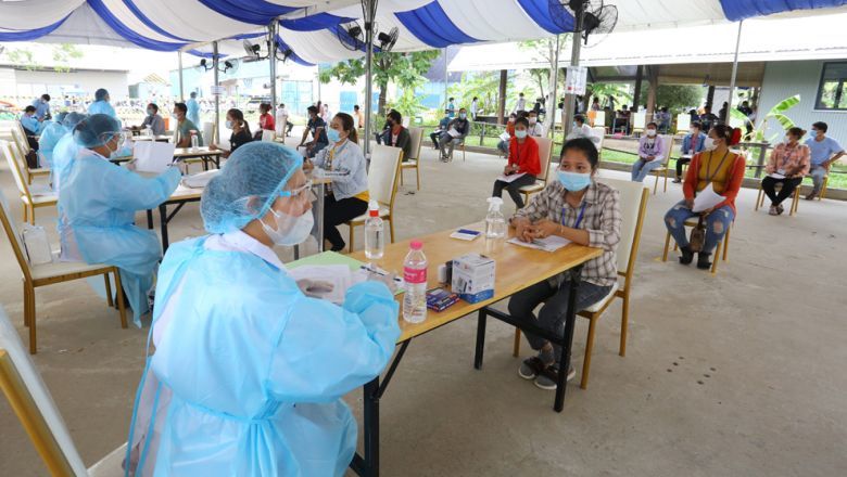  
Nhân viên y tế thực hiện xét nghiệm cho mọi người. (Ảnh: Khmer Times)