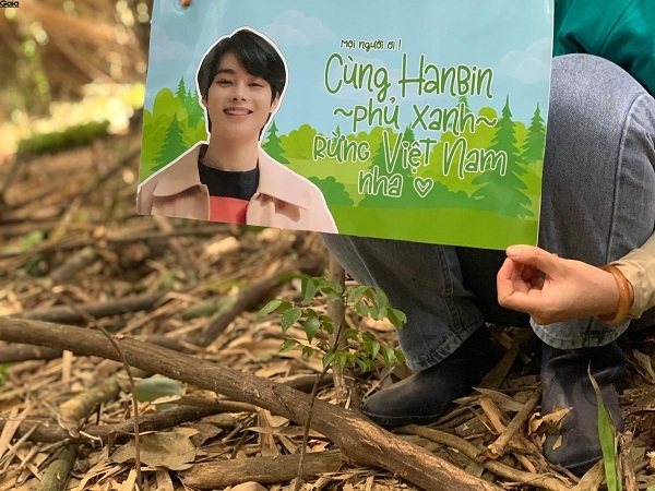 Fandom Hanbin tham gia trồng rừng ở Vườn Quốc gia Bến En (Ảnh: Ngô Ngọc Hưng - 1st Vietnam Fanpage)