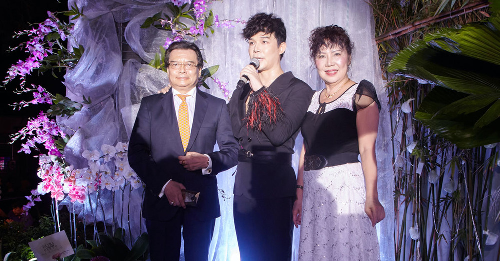  
​Cha mẹ lần đầu xuất hiện trong một buổi biểu diễn của Nathan Lee. (Ảnh: FBNV) - Tin sao Viet - Tin tuc sao Viet - Scandal sao Viet - Tin tuc cua Sao - Tin cua Sao