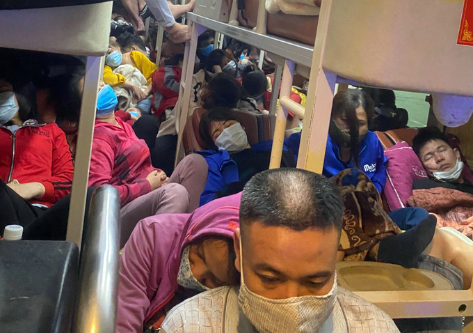  
Xe khách nhồi nhét 95 hành khách đi từ Hà Nội. (Ảnh: VNExpress)