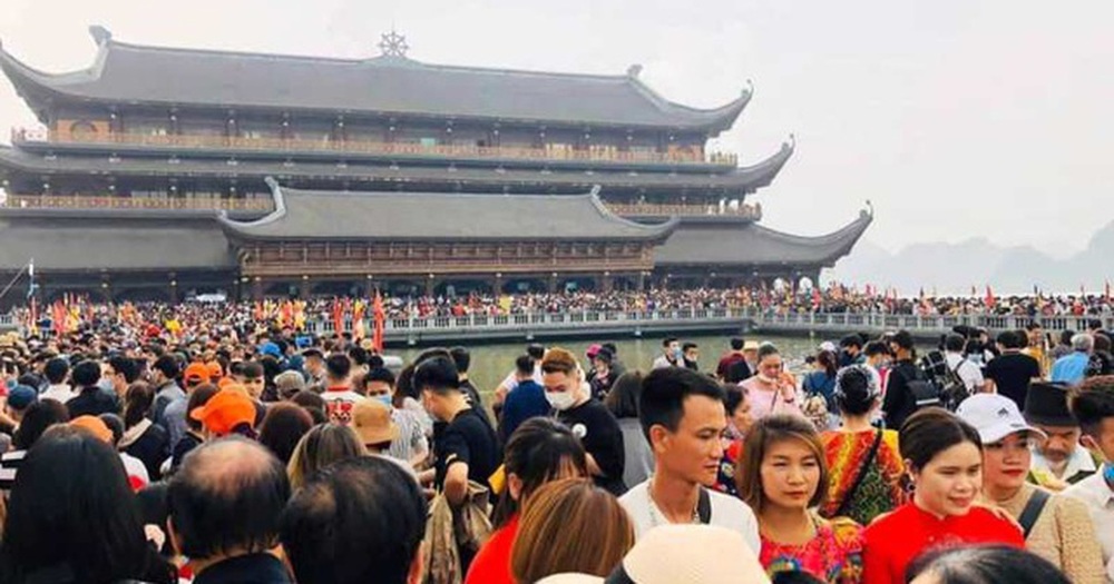  
Vì chùa Tam Chúc thu hút hàng nghìn lượt khách về hành hương mỗi ngày nên trong tình hình dịch bệnh như hiện tại đóng cửa là điều cần thiết. (Ảnh: Dân Trí)