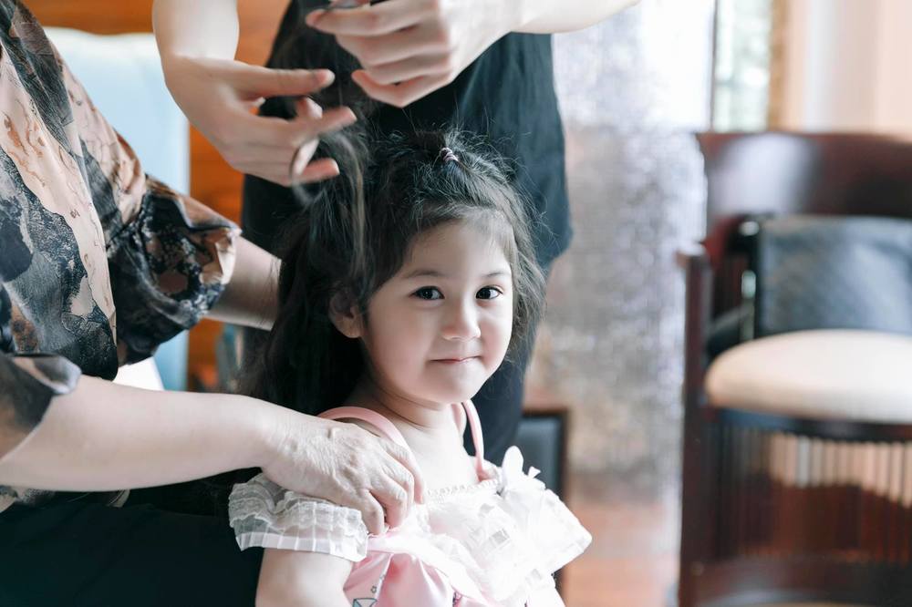 
Bé gái thứ 2 chỉ mới hơn 2 tuổi cũng rất hợp tác trong việc làm tóc, diện váy đẹp. - Tin sao Viet - Tin tuc sao Viet - Scandal sao Viet - Tin tuc cua Sao - Tin cua Sao