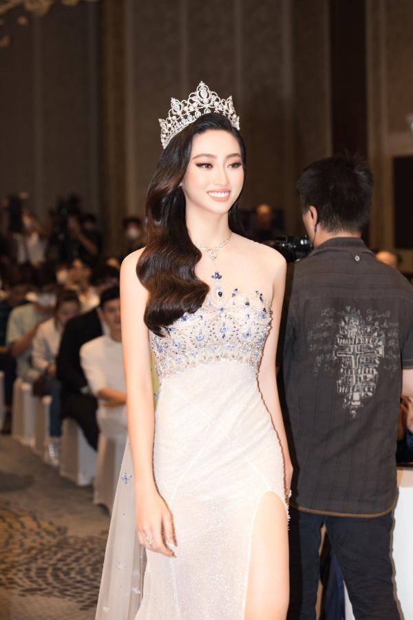  
Lương Thùy Linh thông minh khi trả lời về việc liệu có xứng đáng trong vai trò ban giám khảo của Miss World Việt Nam 2021. 