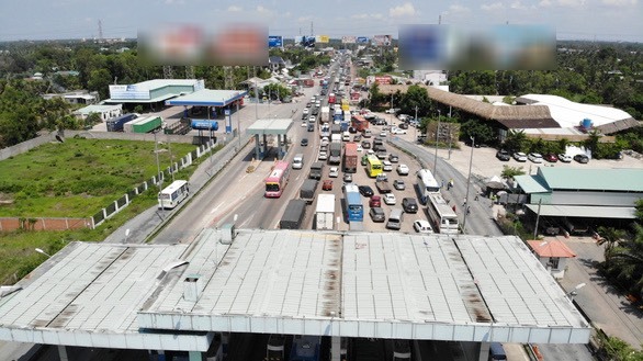 Số lượng phương tiện đi lại đi lại đi lại trên các tuyến phố miền Tây tăng ngày một nhiều. (Ảnh: Tuổi trẻ)
Số lượng phương tiện đi lại đi lại đi lại trên các tuyến phố miền Tây tăng ngày một nhiều. (Ảnh: Tuổi trẻ)