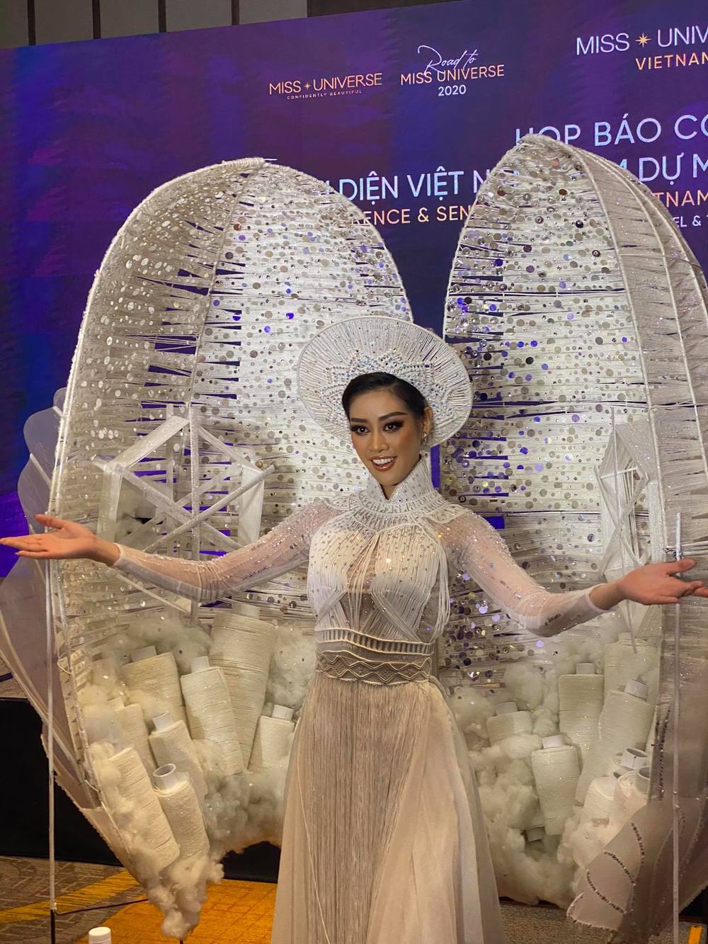 Hoa hậu Khánh Vân tự tin trình diễn Kén Em tại Miss Universe 2020
