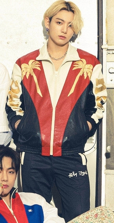  
Jungkook với chiếc áo khoác đắt giá. (Ảnh: Instagram)