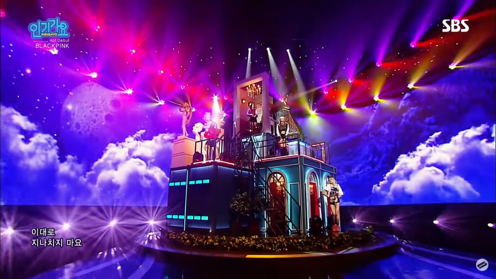  
YG đã dàn dựng đạo cụ "siêu to khổng lồ" để BLACKPINK biểu diễn. (Ảnh: Chụp màn hình)