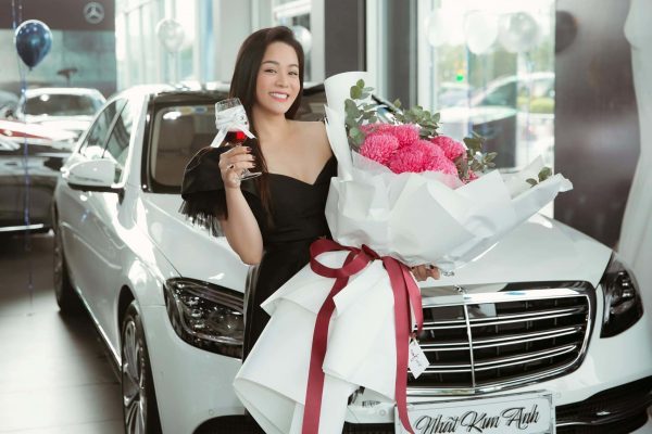  
Nữ ca sĩ mới mua ô tô khoảng 5 tỷ đồng. (Ảnh FB NV) - Tin sao Viet - Tin tuc sao Viet - Scandal sao Viet - Tin tuc cua Sao - Tin cua Sao