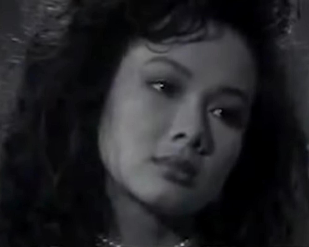  
Hình ảnh của Kim Ngân trong video bài Tuổi Đá Buồn. (Ảnh: Chụp màn hình)