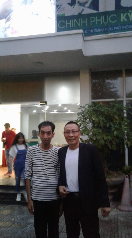  
Người đàn ông may mắn được chụp ảnh cùng với MC - nhà báo Lại Văn Sâm.