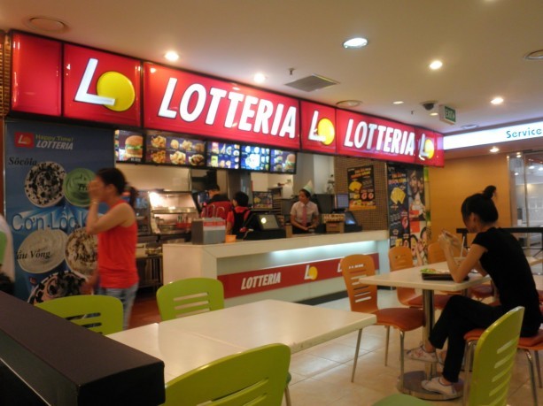  
Lotteria vẫn thu hút thực khách đến ăn. (Ảnh: Người Đưa Tin)