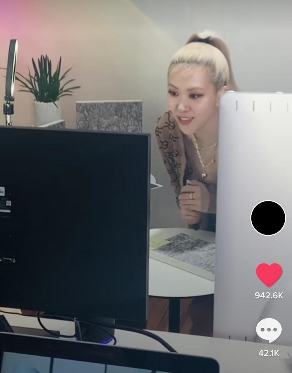  
Jennie giả làm fan, tham dự fansign online của cô em. (Ảnh: Chụp màn hình)