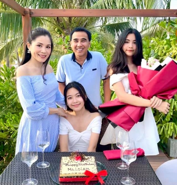  
Hình ảnh mới của gia đình Quyền Linh trong sinh nhật con gái Lọ Lem. (Ảnh: Facebook)