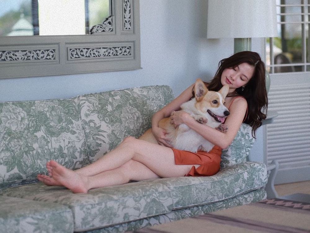  
Tạo dáng đơn giản bên chú cún cưng, nữ diễn viên vẫn rất xinh đẹp, quyến rũ. (Ảnh: Instagram nhân vật)