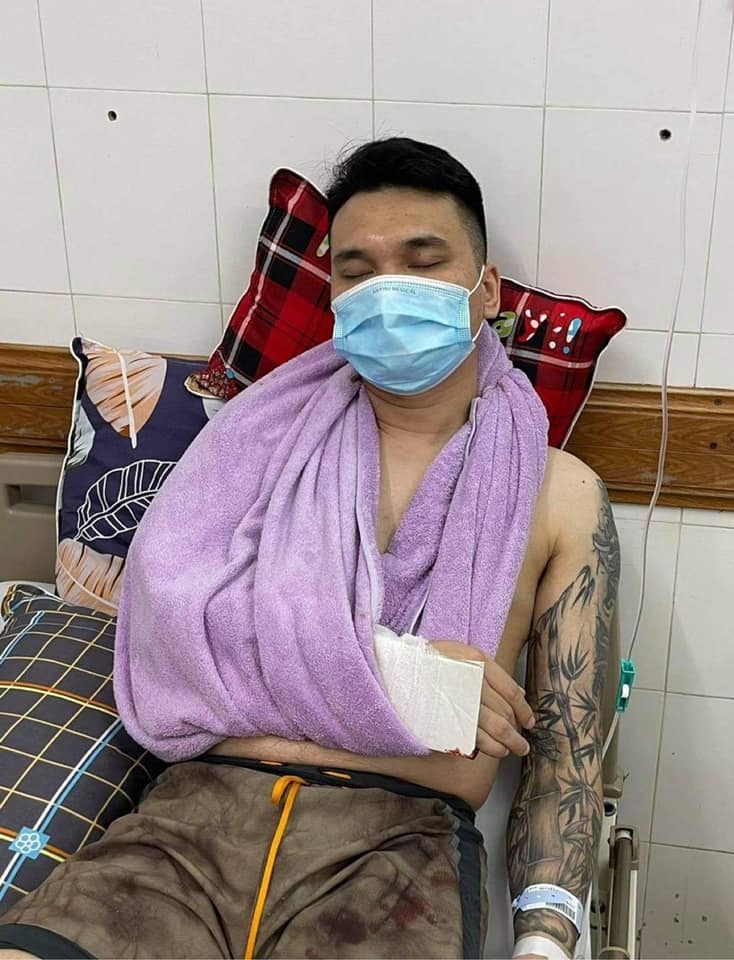  
Khắc Việt nhập viện sau khi bị chấn thương trong lúc thi đấu thể thao. (Ảnh: FBNV)