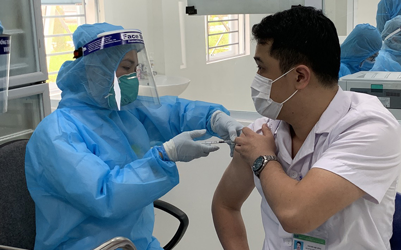  
Việt Nam đang tiến hành tiêm vaccine Covid-19 cho mọi người. (Ảnh: Báo Nhân dân)