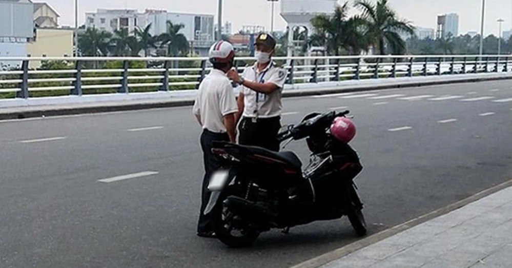  
Hình ảnh người cha đang làm việc với nhân viên an ninh vì đi nhầm vào đường cấm. (Ảnh: Thanh niên) 