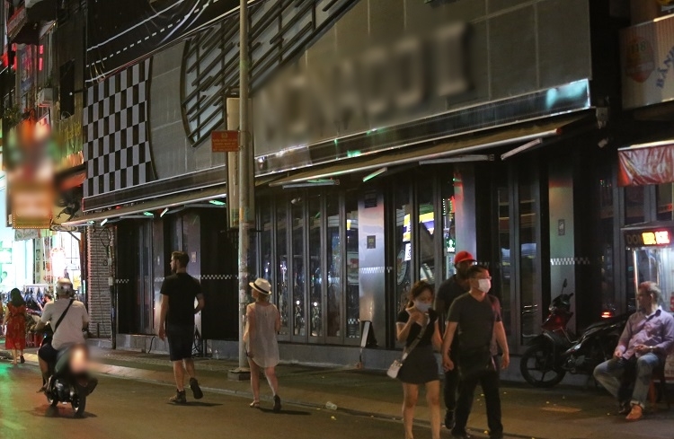  
Những nơi kinh doanh dịch vụ quán bar, karaoke... sẽ phải đóng cửa từ 18h ngày 30/4. (Ảnh: VnExpress)
