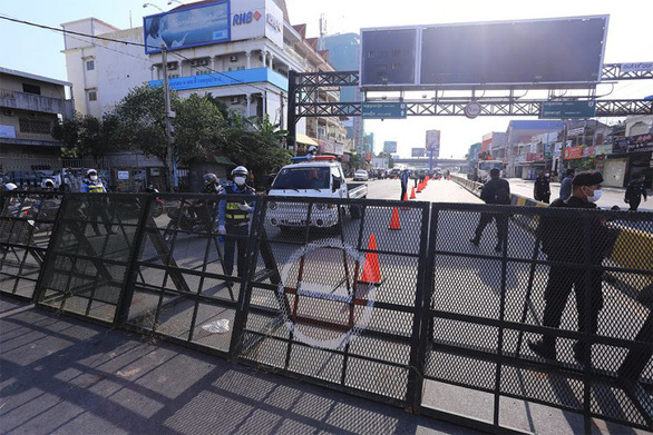  
Hàng rào phong tỏa ở thủ đô Phnom Penh. (Ảnh: Tuổi Trẻ)