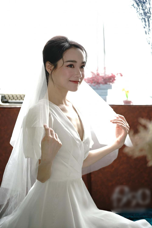 Đông Nhi đụng hàng váy cưới với Nhã Phương và Hari Won