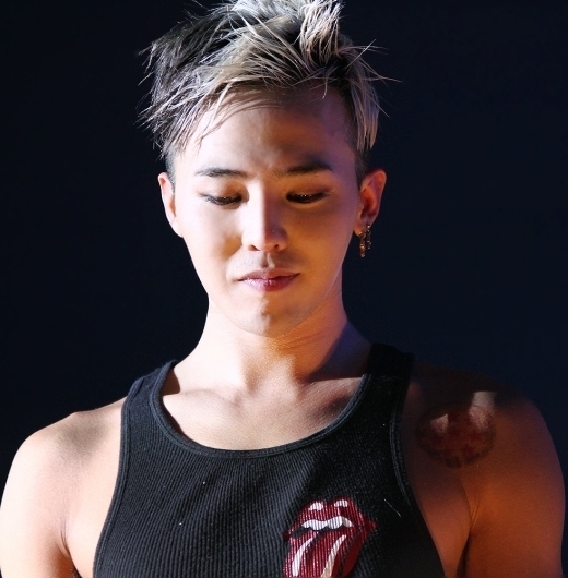  
Ai nói vóc dáng của trưởng nhóm BIGBANG không đẹp khi anh liên tục khiến fan mất máu thế này. (Ảnh: Twitter)