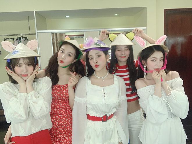  
5 cô nàng Red Velvet đội nón lá đáng yêu khi biểu diễn tại Việt Nam. (Ảnh: IGNV)