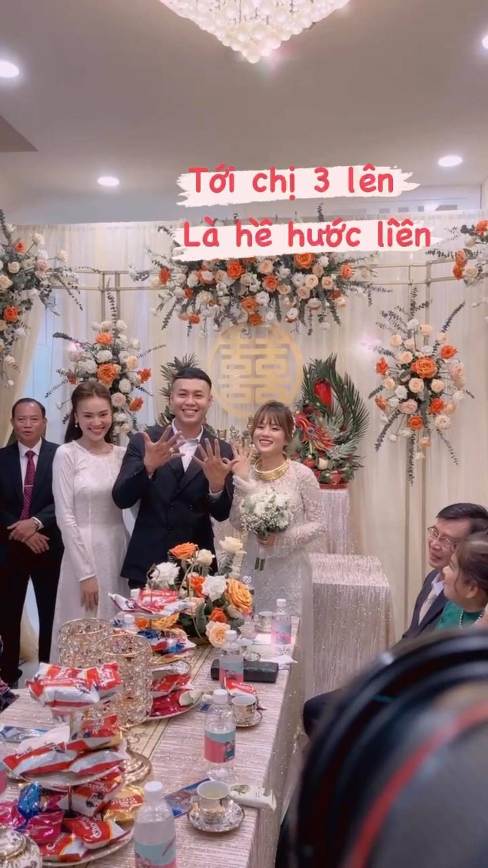  
Ninh Dương Lan Ngọc xuất hiện tại lễ cưới của em trai. (Ảnh: Chụp màn hình)