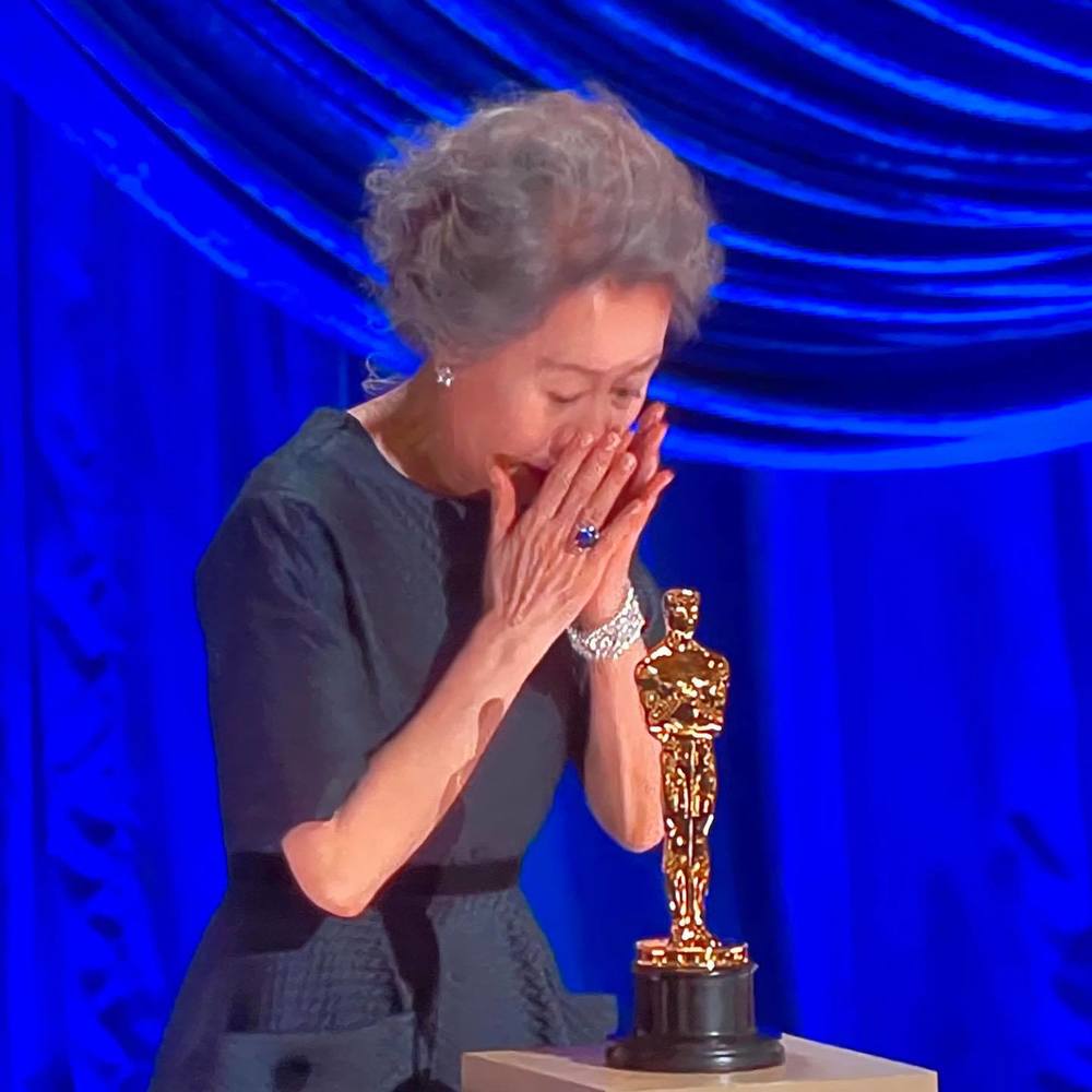  
Nữ diễn viên xúc động khi nhận được tượng vàng. (Ảnh: Chụp màn hình)