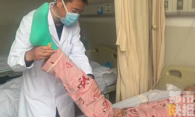  
Xiaomeng đang được bác sĩ thăm khám. (Ảnh: KKNews)