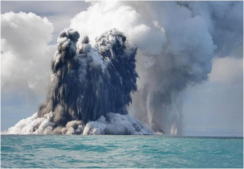  
Núi lửa ngầm phun trào giải phóng ra lượng lớn tro bụi. (Ảnh: Earth)