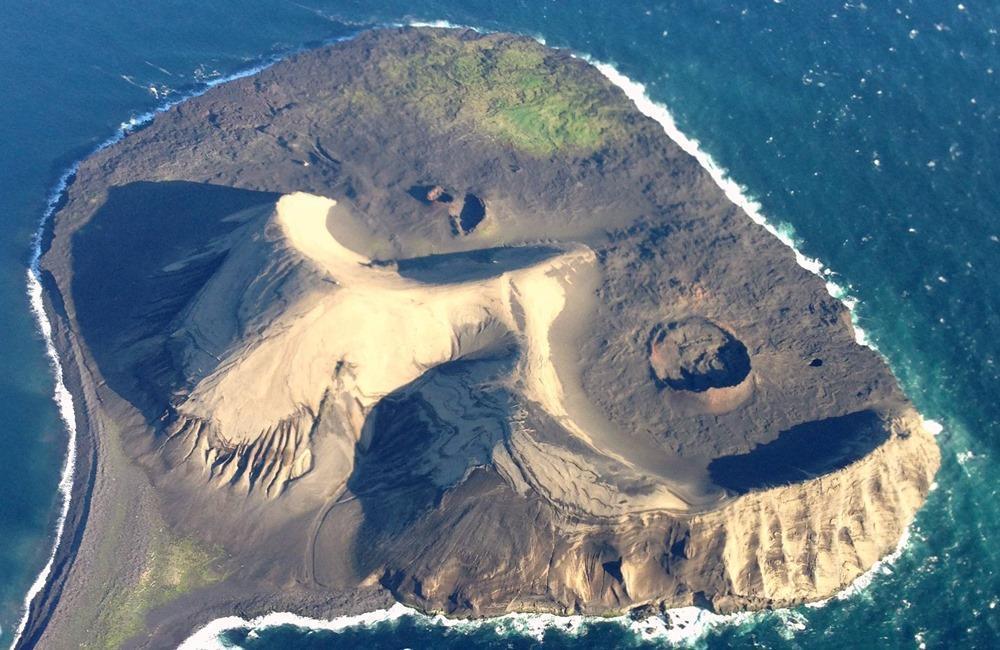  
Đảo Surtsey hình thành do núi lửa phun trào. (Ảnh: BBC)