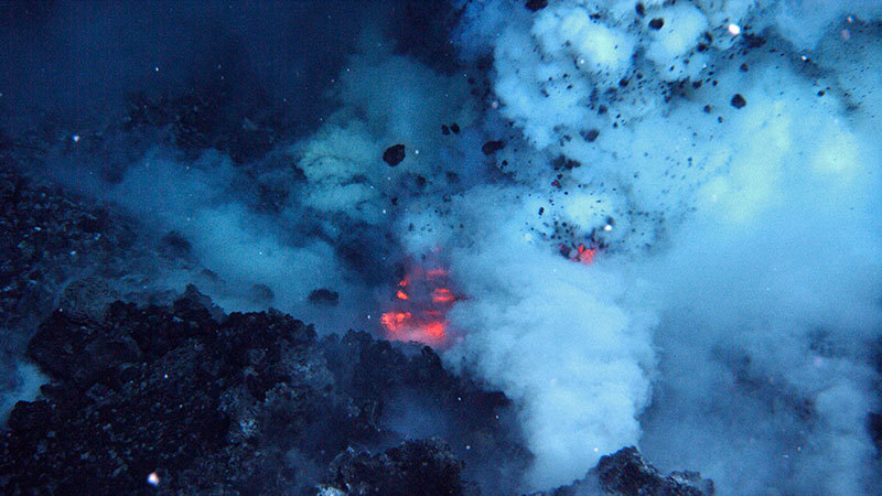  
Núi lửa phun trào bên dưới lòng đại dương. (Ảnh: Telegraph)