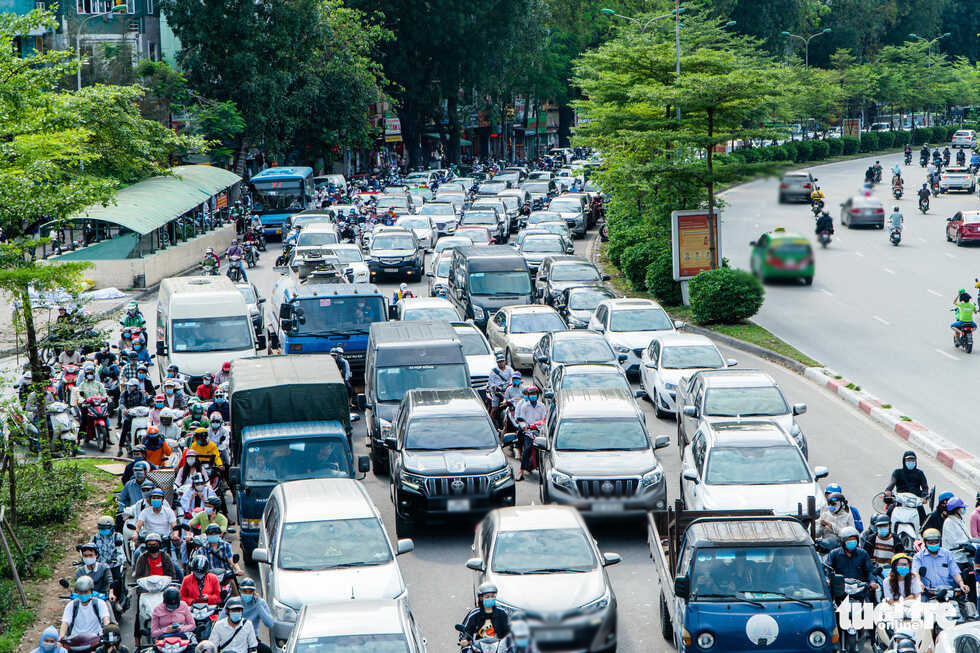  
Tình trạng tắc đường, đông nghẹt người ở Hà Nội. (Ảnh: Tuổi Trẻ)